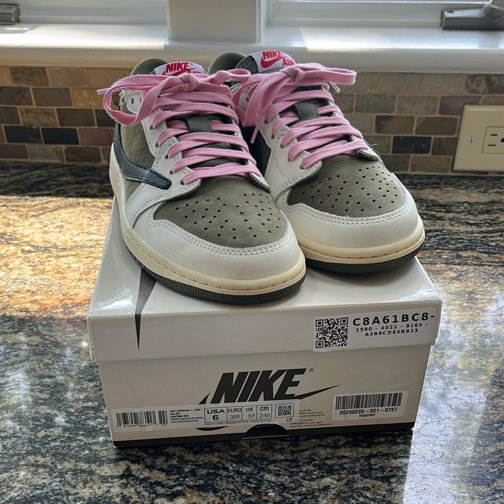 100% authentic Jordan 1 low og x Travis Scott size 6m/7.5w